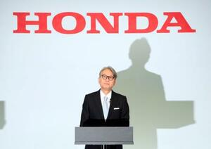 記者会見に臨むホンダの三部敏宏社長=14日午後、東京都新宿区