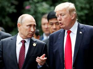 トランプ米大統領(右)とロシアのプーチン大統領=2017年11月、ベトナム中部ダナン(ロイター=共同)