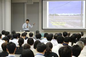 柏崎市の市職員に向け、原子力防災について講演する坪倉正治主任教授=柏崎市役所