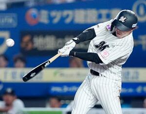 6回ロッテ2死一、三塁、小川が左前に勝ち越し打を放つ=ZOZOマリン