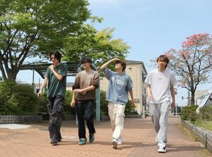 半袖姿で歩く学生ら＝２０日、新潟市秋葉区新津本町