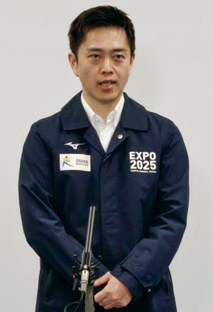 大阪府庁で記者団の取材に応じる日本維新の会の吉村代表=4日午後