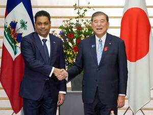 ハイチのサンシル暫定大統領評議会議長(左)と握手する石破首相=9日午後、首相官邸