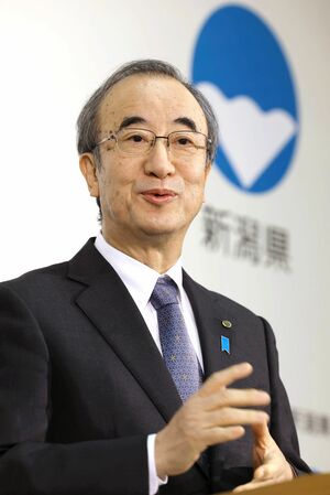 定例記者会見で記者の質問に答える花角英世知事=1月15日、県庁