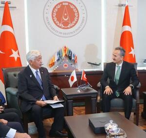 トルコのギョルギュン国防産業庁長官(右)と会談する中谷防衛相=19日、アンカラ(共同)