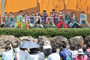 ステージで力強く華麗によさこいを踊る参加者＝１７日、長岡市寺泊上田町