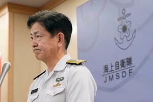 記者会見する斎藤聡海上幕僚長=30日午後、防衛省