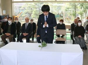 東日本大震災の犠牲者らの冥福を祈り、献花する高野光輝さん=3月11日、三条市東本成寺