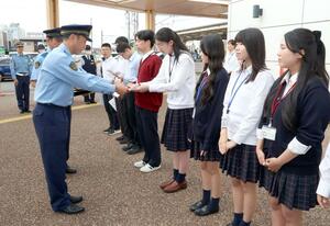 江南署から地域安全活動ボランティアを委嘱された高校生ら＝新潟市江南区東船場１