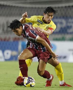 　岡山―柏　後半、競り合う岡山・一美（手前）と柏・古賀＝ＪＦＥス