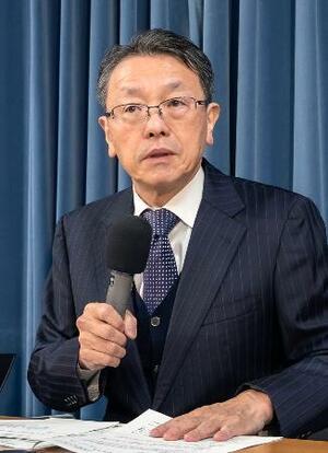 記者会見する政府の地震調査委員会の平田直委員長=13日夜、東京都千代田区