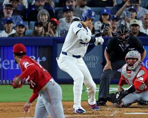 レッズ戦の3回、四球を選ぶドジャース・大谷。投手グリーン=ロサンゼルス(共同)