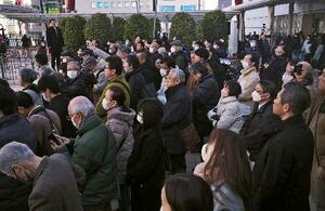 　街頭演説に集まった人たち＝２４日午前、東京都立川市