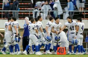 立命大を破って優勝を決め、喜ぶ関学大の選手たち=万博