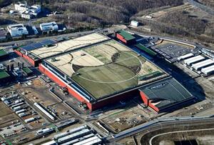 　国産の先端半導体量産を目指すラピダスの工場＝１９日、北海道千歳市（共同通信社ヘリから）