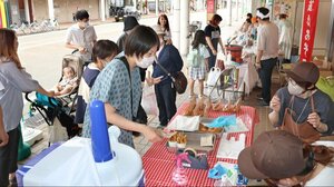 大勢の家族連れらでにぎわったマルシェイベント=6月9日、小千谷市本町1