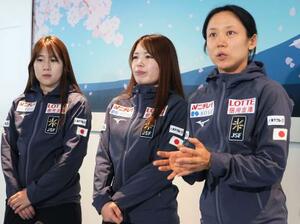 年内のW杯を終えて帰国し、取材に応じるスピードスケート女子の高木美帆(右)ら=16日、羽田空港