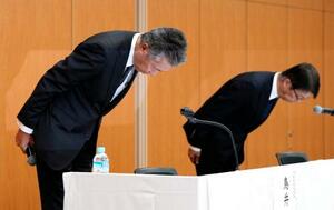 新浪剛史会長の辞任について、記者会見で頭を下げるサントリーHDの鳥井信宏社長(左)と山田賢治副社長=2日午後、東京都港区