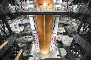 　米フロリダ州のケネディ宇宙センターで建設が進むアルテミス計画の巨大ロケット「スペース・ローンチ・システム（ＳＬＳ）」＝２０２５年３月（ＮＡＳＡ提供）