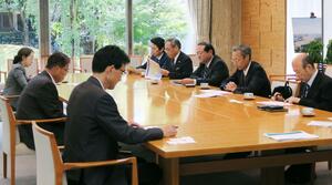 大村秀章愛知県知事(左から2人目)に窮状を訴える国立大学病院長会議の大鳥精司会長(右から2人目)ら=10月、名古屋市