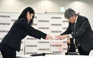 　春闘の要求書を提出する日立労組の半沢美幸中央執行委員長（左）＝１９日午後、東京都内