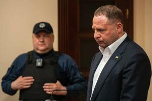 12日、ウクライナ・キーウの高等反汚職裁判所に姿を見せたイエルマーク前大統領府長官(ゲッティ=共同)