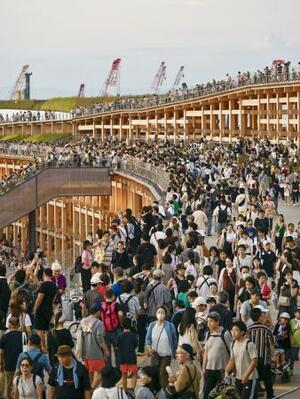 多くの来場者でにぎわう大阪・関西万博会場の大屋根リング=14日、大阪市此花区の夢洲