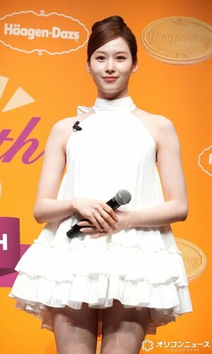 純白の“妖精スタイル”を披露したTWICE・SANA （C）ORICON NewS inc.
