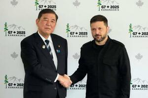 会談前に握手するウクライナのゼレンスキー大統領(右)と石破首相=17日、カナダ西部カナナスキス(共同)