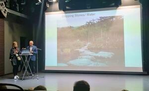 リトアニアで日本庭園について講演する今井雄一さん(本人提供)