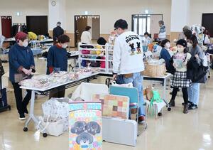 柏崎市で開かれたフリーマーケット=柏崎市産業文化会館