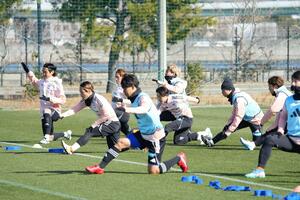 練習に汗を流す新潟の選手たち=大阪府(アルビレックス新潟提供)