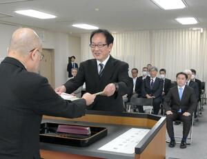 辰野千壽教育賞で優秀賞に選ばれ賞状を受け取る山本靖さん=上越市山屋敷町