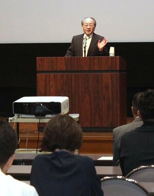 だまされている人への対応などについて講演した、新潟青陵大大学院の碓井真史教授=新潟市中央区新光町