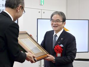 名誉市民の称号を受けた宮田亮平さん=3月1日、佐渡市千種