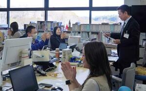 　ギョーザ購入額が３年連続の日本一となり、喜ぶ浜松市の職員ら＝６日午前、浜松市役所