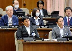 愛知県豊明市議会の本会議に臨む小浮正典市長(前列左)=22日午後