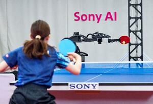 　卓球で対戦する、ＡＩを使った自律型ロボット「Ａｃｅ」（ソニーＡＩ提供）