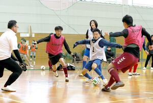 幅広い年代が参加した市民スポーツ祭フットサル大会＝２８日、長岡市三島中条