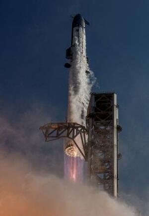 飛行試験のため打ち上げられる米スペースXの大型宇宙船「スターシップ」=22日、米テキサス州(ロイター=共同)