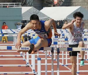 男子110メートル障害決勝 県新記録で優勝した町亮汰(サトウ食品アルビRC)=新潟市陸上競技場