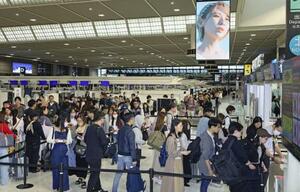 ゴールデンウイークに入り最初の土日を迎え、出国ラッシュで混雑する成田空港=4月26日
