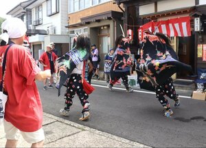 小獅子舞などさまざまな伝統芸能が披露され、多くの市民や観光客でにぎわった小木港祭り=8月24日、佐渡市小木地区