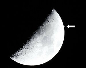 食が終わり、月の右側に再び姿を現した土星＝１２月８日午後６時５８分、岩手県久慈市