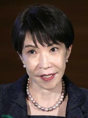 記者団の取材に応じる高市首相＝４月２１日午後、首相官邸