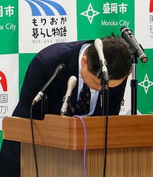 定例記者会見で、8月の大雨時の行動を謝罪する盛岡市の内舘茂市長=7日午前、盛岡市役所