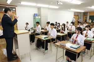 就職選考の直前指導で表情を引き締める新潟商業高の生徒=9月13日、新潟市中央区