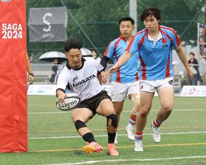 ラグビー成年男子3位決定戦 新潟-広島 前半、先制トライを決める新潟県の加納貴文=佐賀市(写真映像部・佐藤将志)