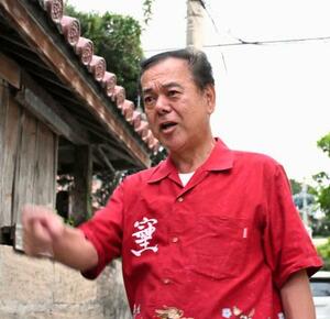 沖縄県南城市議選の投票が始まり、取材に応じる古謝景春市長=9日午後、南城市