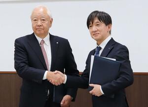 自然災害時の避難所支援に関する東電新潟本社と刈羽村の協定締結式=9日、刈羽村